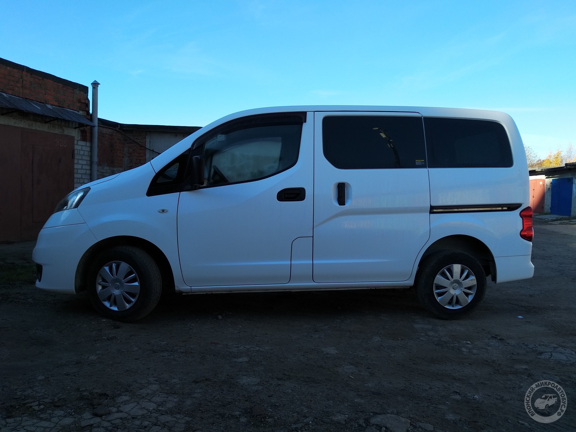 Nissan NV200 белый 7 мест